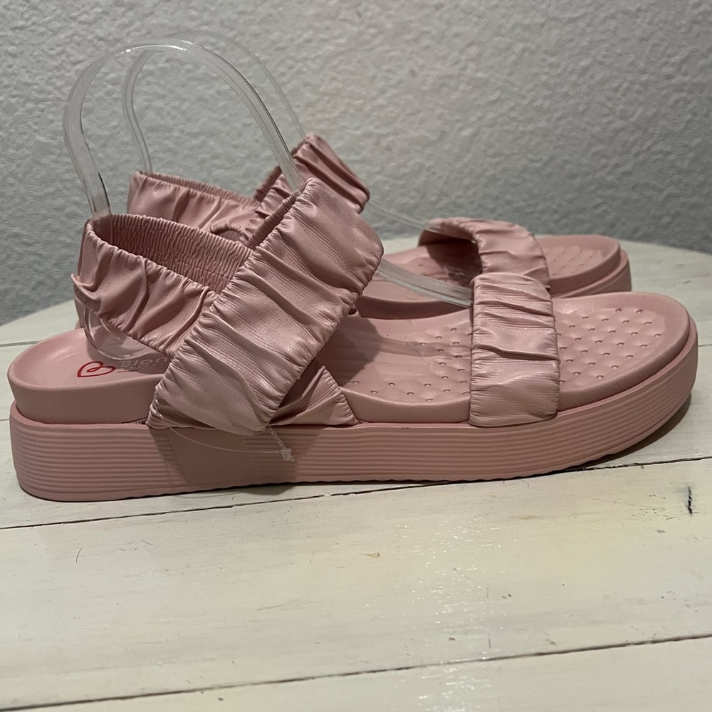 522eog Blondo Casapia Pink Ruffled Sandals women 11